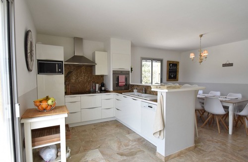 Saint-Quentin-la-Poterie Villa | Stylish Villa in Southern France with Pool