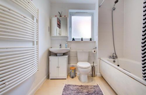 Brent Apartment | Stylish 1-Bed Apartment - Sofa Bed Free Parking