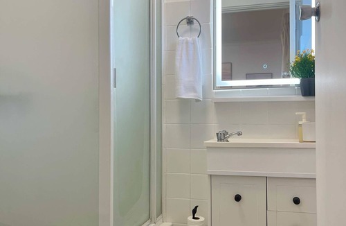 Freshwater Apartment | Stylish 1-Bed, Flat Walk to North Manly