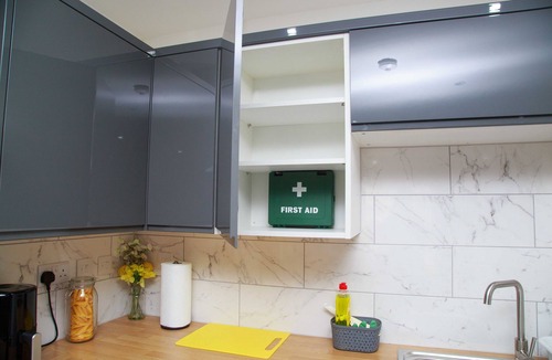 Oldbury Apartment | Stylish 1-bed Flat - balcony(canal view) & parking