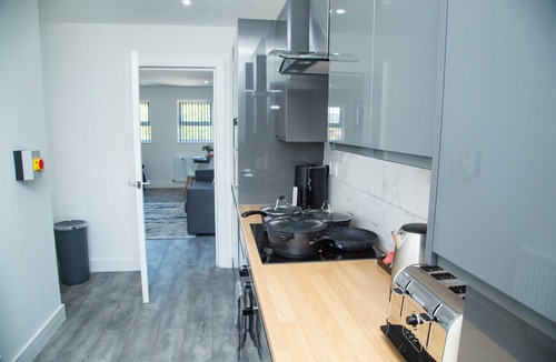 Oldbury Apartment | Stylish 1-bed Flat - balcony(canal view) & parking