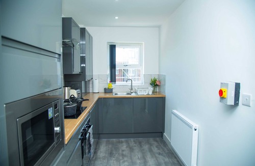 Oldbury Apartment | Stylish 1-bed Flat - balcony(canal view) & parking