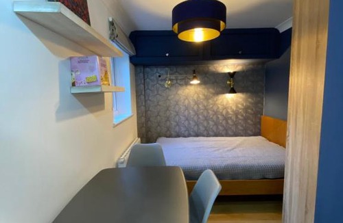 Riverside Apartment | Stylish 1-bed studio