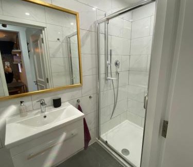 Riverside Apartment | Stylish 1-bed studio