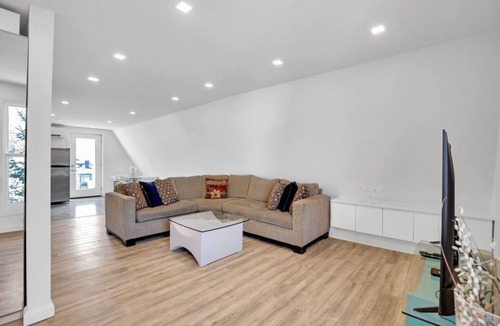 Old Ottawa East Apartment | Stylish 1-Bedroom Getaway w/Smart TV & Balcony