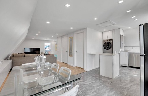 Old Ottawa East Apartment | Stylish 1-Bedroom Getaway w/Smart TV & Balcony