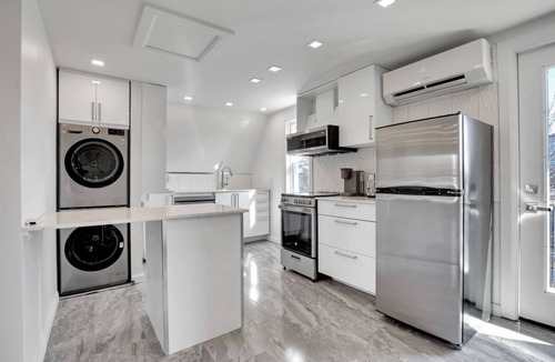 Old Ottawa East Apartment | Stylish 1-Bedroom Getaway w/Smart TV & Balcony