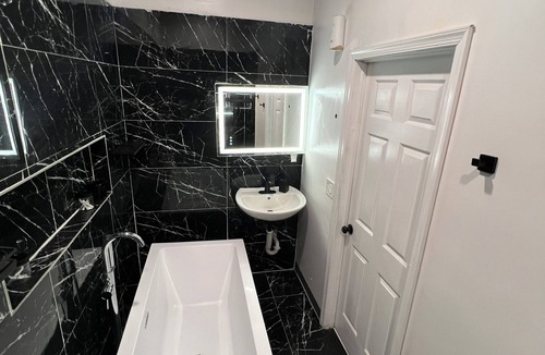 Liberty City House | Stylish 1-Bedroom Private Suite - Miami