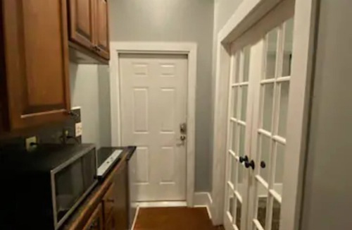 Downtown Jackson House | Stylish 1 bedroom studio with kitchenette