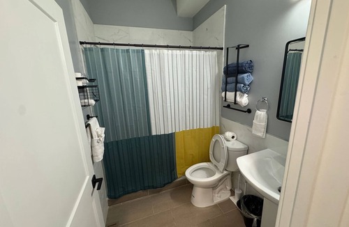 East Parkside Apartment | Stylish 1-Bedroom Escape – Comfort & Convenience, Sleeps 3