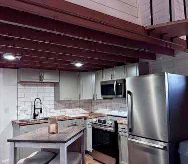Jefferson House | Stylish 1940s Home with Barn Guest House