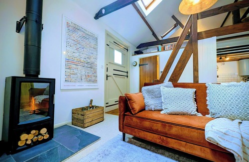 Leatherhead Apartment | Stylish 1BD Cottage with Fireplace | Parking
