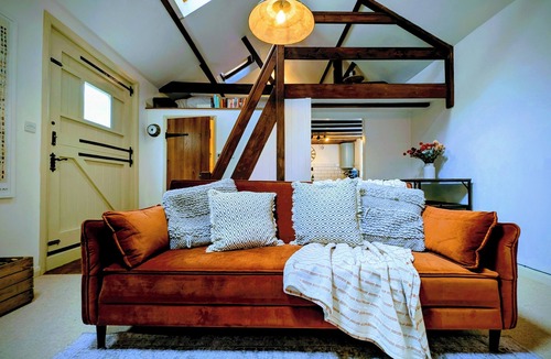 Leatherhead Apartment | Stylish 1BD Cottage with Fireplace | Parking