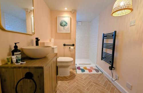 Leatherhead House | Stylish 1BD Cottage with Fireplace and Parking