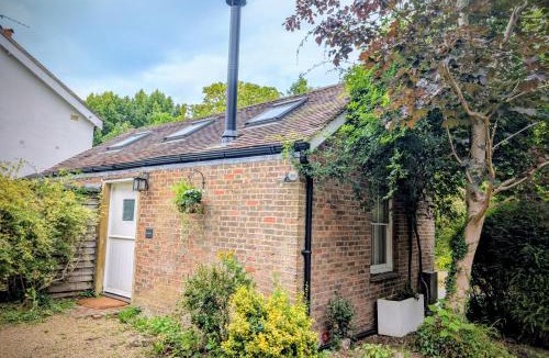 Leatherhead House | Stylish 1BD Cottage with Fireplace and Parking