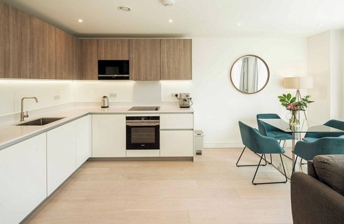 Addison Apartment | Stylish 1BD Flat with Gym and Lift access!