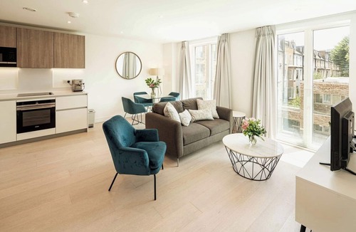 Addison Apartment | Stylish 1BD Flat with Gym and Lift access!