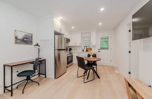 Kitchener House | Stylish 1BD Steps from Downtown
