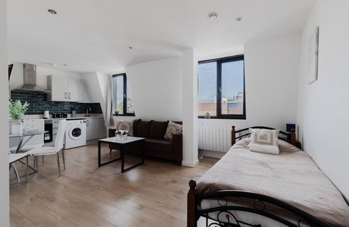 West Ealing Apartment | Stylish 1BDR in West Ealing – Ideal Location!