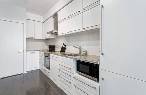 Bay Cloverhill Apartment | Stylish 1bed1bath Condo | Parking|Pool|Gym