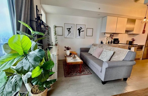 Downtown Toronto Hotel | Stylish 1BR City Retreat. Right in the Heart of Downtown Toronto!