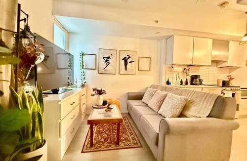Downtown Toronto Hotel | Stylish 1BR City Retreat. Right in the Heart of Downtown Toronto!