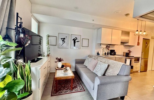 Downtown Toronto Hotel | Stylish 1BR City Retreat. Right in the Heart of Downtown Toronto!