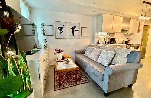 Downtown Toronto Hotel | Stylish 1BR City Retreat. Right in the Heart of Downtown Toronto!