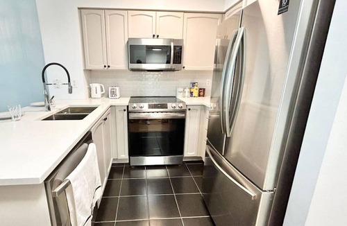 Fort York Condo | Stylish 1BR Condo w/Balcony, Parking in Down Town
