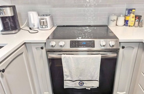 Fort York Condo | Stylish 1BR Condo w/Balcony, Parking in Down Town