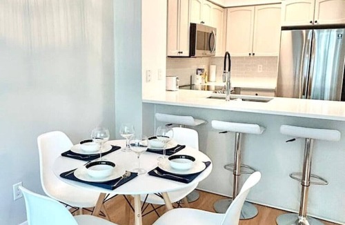 Fort York Condo | Stylish 1BR Condo w/Balcony, Parking in Down Town