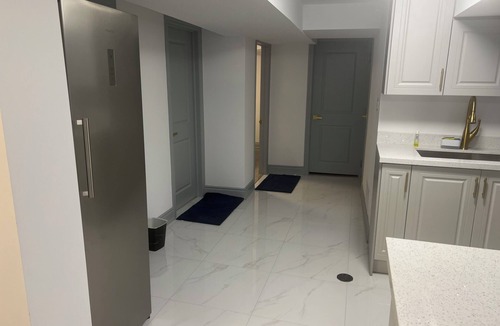 Unionville Apartment | Stylish 1BR + Den Apartment | Sleeps 5 | Separate Ent. & Comfort with Parking