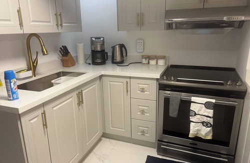 Unionville Apartment | Stylish 1BR + Den Apartment | Sleeps 5 | Separate Ent. & Comfort with Parking