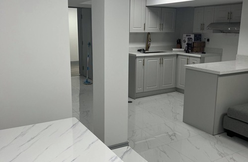 Unionville Apartment | Stylish 1BR + Den Apartment | Sleeps 5 | Separate Ent. & Comfort with Parking