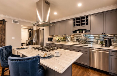 Peak's Suburban Addition Condo | Stylish 1BR furnished condo in Central Dallas featuring a high-end kitchen, king bed, 65” smart TV, and access to an award-winning courtyard retreat.