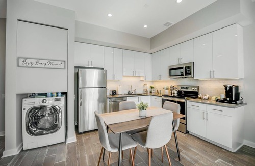 Hackensack Apartment | Stylish 1br Unit. Parking. Easy Ride to NYC