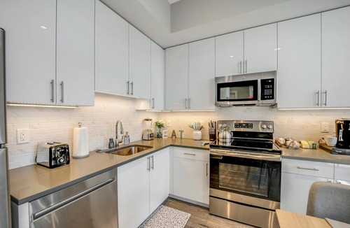 Hackensack Apartment | Stylish 1br Unit. Parking. Easy Ride to NYC