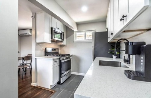 Neartown Apartment | Stylish 1BR Urban Retreat