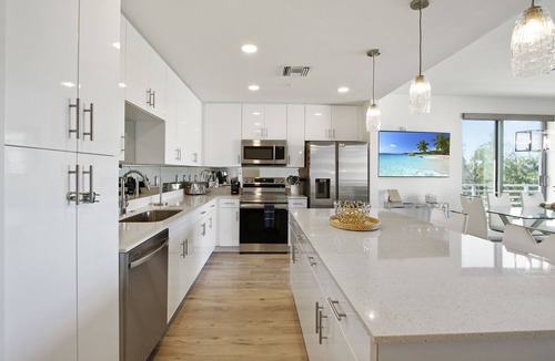 Central Sarasota Condo | Stylish 2/2 CORNER UNIT Pool View w/2 terraces 4th Floor