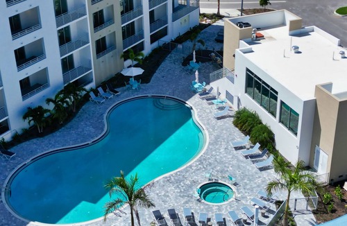 Central Sarasota Condo | Stylish 2/2 CORNER UNIT Pool View w/2 terraces 4th Floor