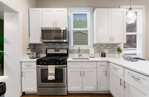 Old Town Apartment | Stylish 2 BDR Coach House Steps From Lake