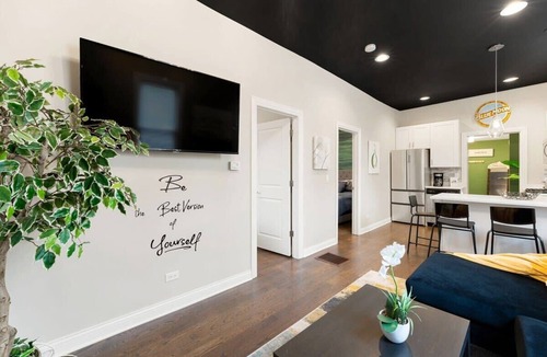 Old Town Apartment | Stylish 2 BDR Coach House Steps From Lake