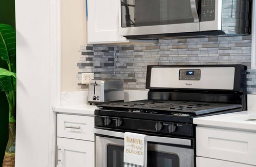Old Town Apartment | Stylish 2 BDR Coach House Steps From Lake