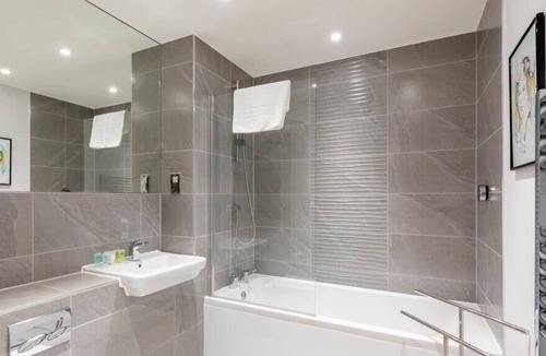 Highgate Condo | Stylish 2 Bed 2 Bath In Highgate & Free Parking