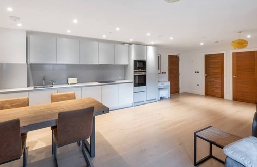 Highgate Condo | Stylish 2 Bed 2 Bath In Highgate & Free Parking