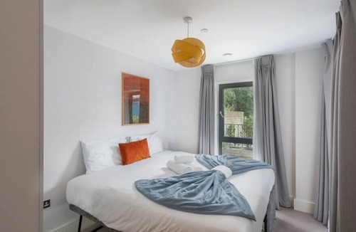 Highgate Condo | Stylish 2 Bed 2 Bath In Highgate & Free Parking