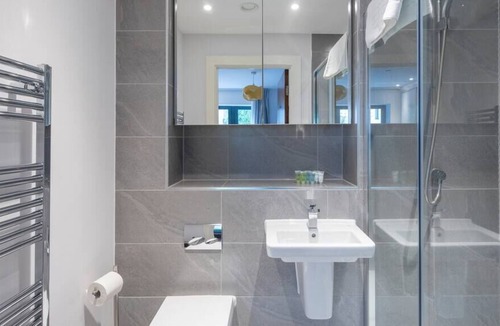 Highgate Condo | Stylish 2 Bed 2 Bath In Highgate & Free Parking