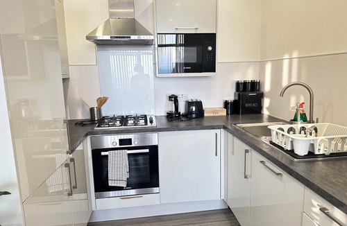 Dudley Apartment | Stylish 2 Bed Apartment - Sleeps 4 - Free Parking