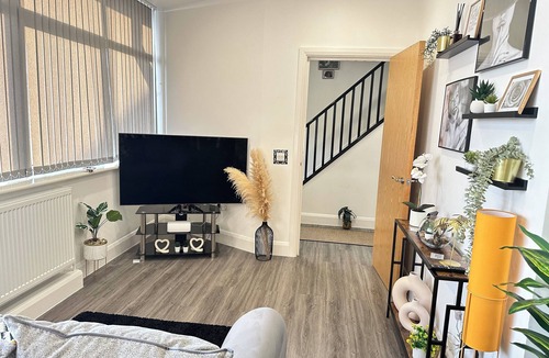Dudley Apartment | Stylish 2 Bed Apartment - Sleeps 4 - Free Parking