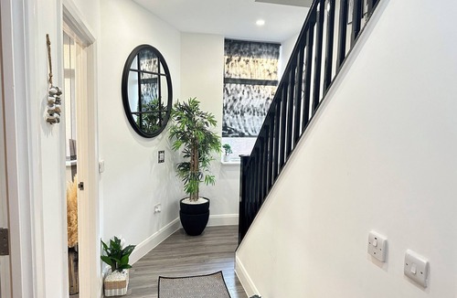 Dudley Apartment | Stylish 2 Bed Apartment - Sleeps 4 - Free Parking